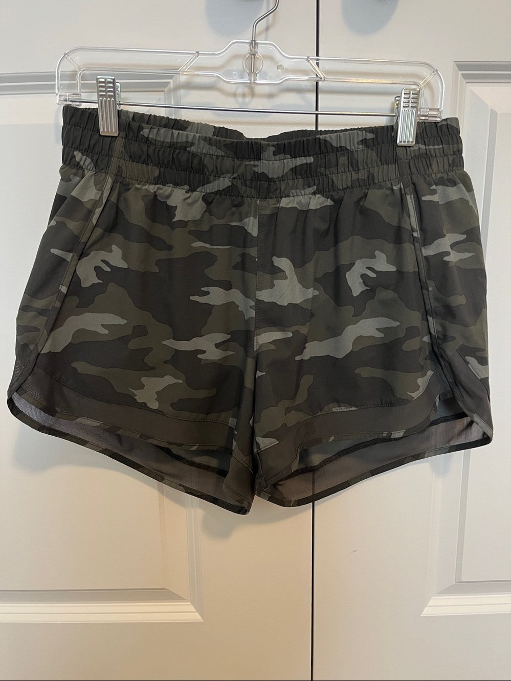 Athleta Mesh Racer Run Mid-Rise 4” Short